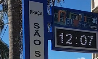 Relógio de rua com temperatura